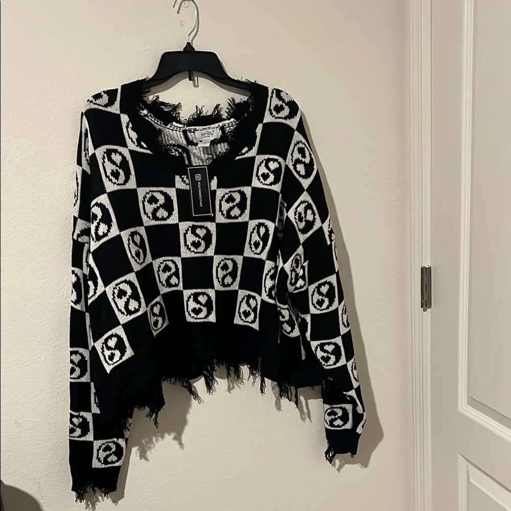 Polly & Esther Black and White Crew Neck Sweater with Modern Pattern